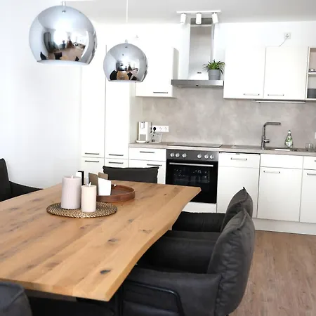 Neu Saniertes - 3 Schlafzimmer - Aussenbereich *